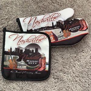 Nashville themed oven mitt and hotpad set